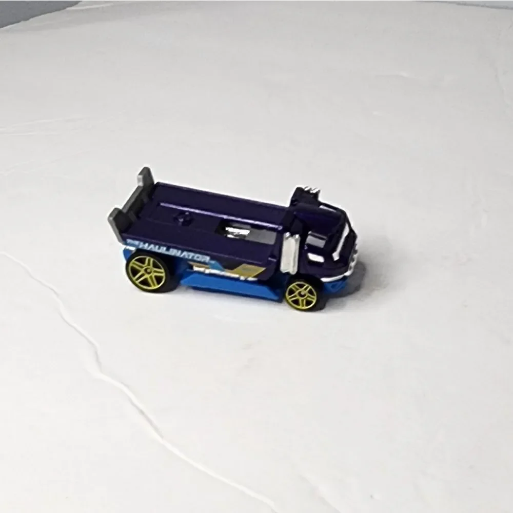 THE HAULINATOR / Hot Wheels 2014 Scale Diecast Model Truck #B42